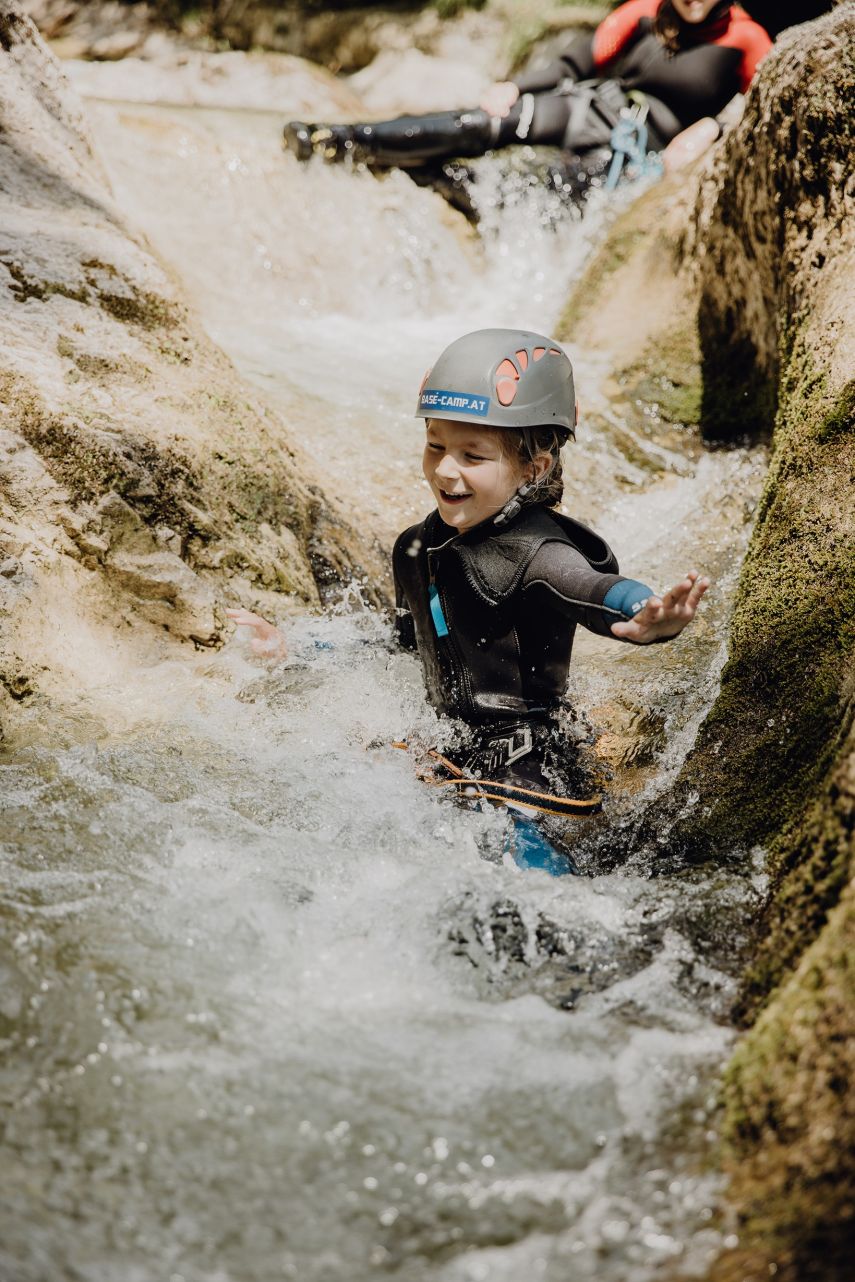 Familie beim Canyoning in einer Schlucht bei Lofer