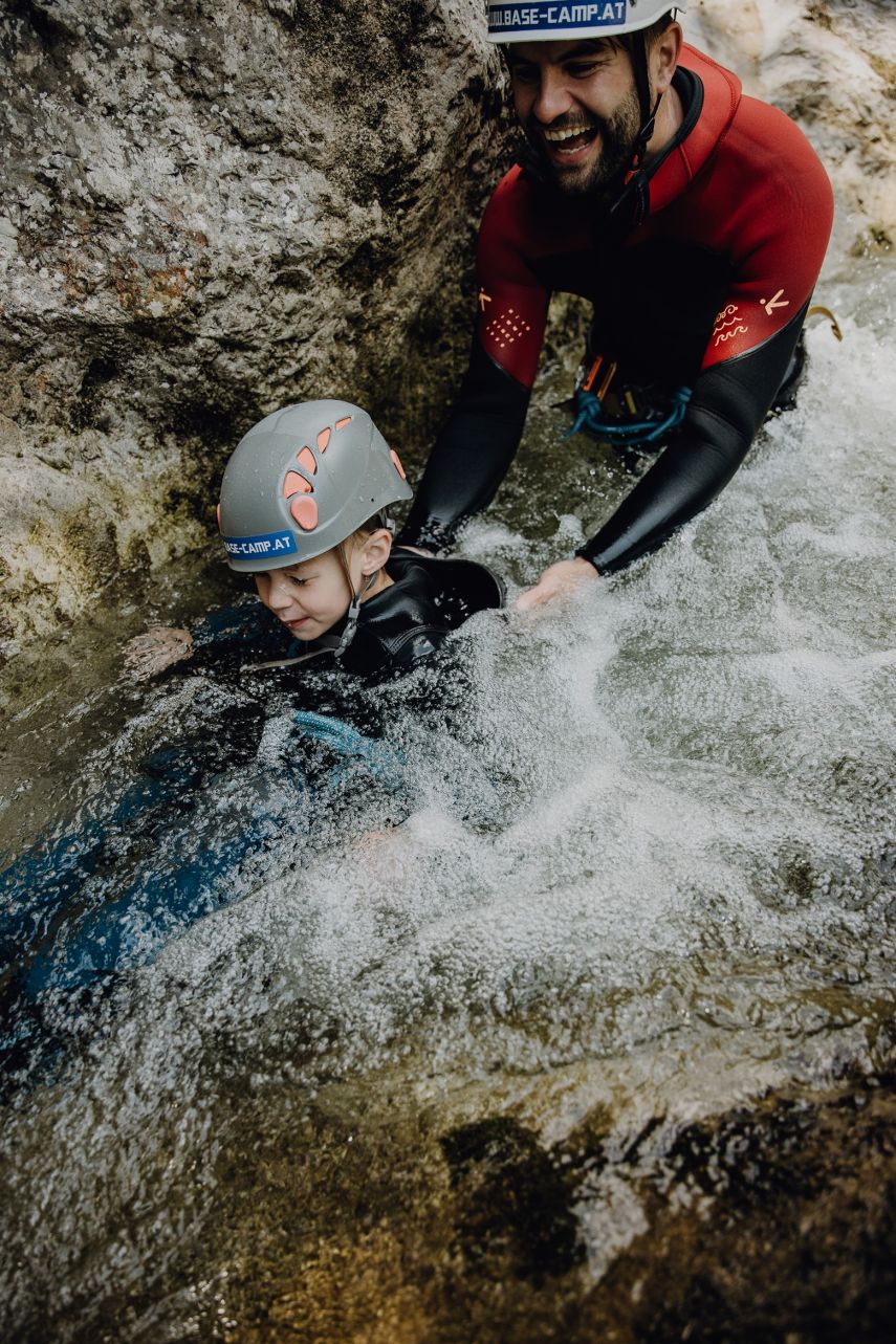Kinder beim Rutschen durch eine Schlucht bei Lofer