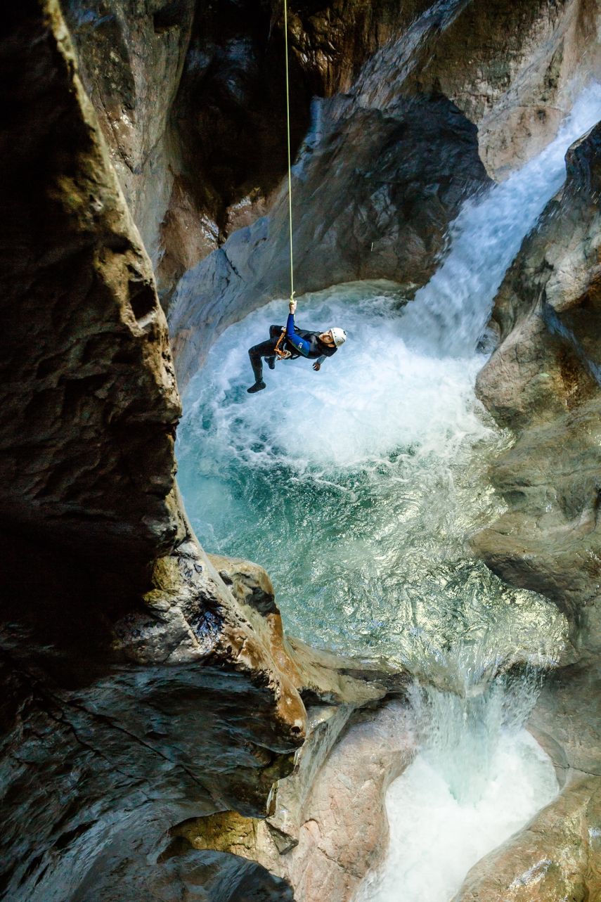 Canyoning-Gruppe bei einem Sprung ins Wildwasser
