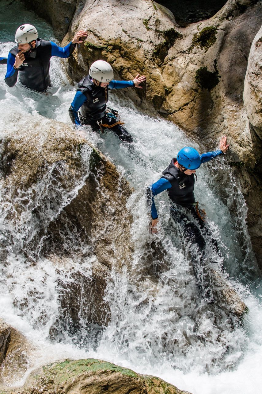 Teilnehmer beim Extrem-Canyoning an einem Wasserfall bei Lofer
