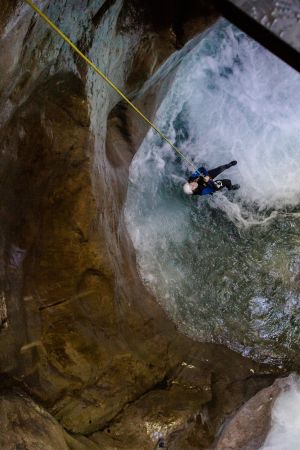 Erlebe ein aufregendes Canyoning Abenteuer in Lofer mit Wildwasser, Action und Adrenalin auf einer spannenden Tour im Base Camp
